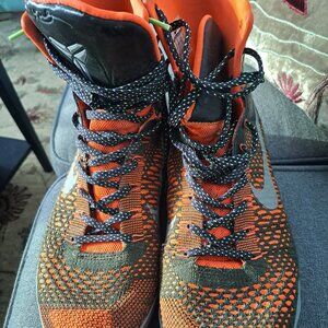 Nike Kobe 9 Elite in the "Strategy" (also known as "Sequoia") colorway. Released